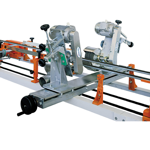 Dispositivo con rullini in feltro per eliminare colate di smalto o bave di pressatura sui quattro lati della piastrella